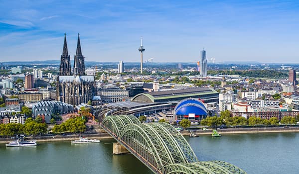 Φτηνές Ενοικίαση αυτοκινήτων σε Κολωνία Βόννη Αεροδρόμιο