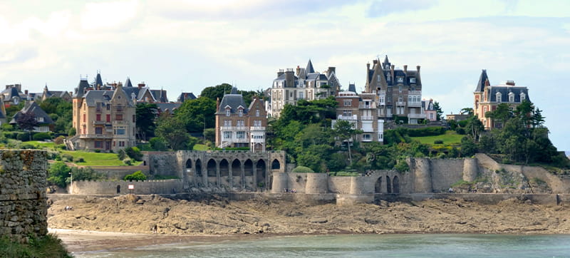 Φτηνές Ενοικίαση αυτοκινήτων σε Ντινάρ-Πλερτουί Αεροδρόμιο