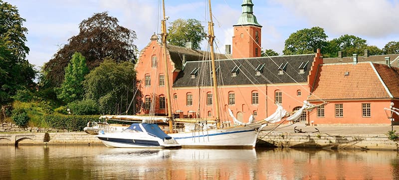 Φτηνές Ενοικίαση αυτοκινήτων σε Χάλμσταντ Αεροδρόμιο